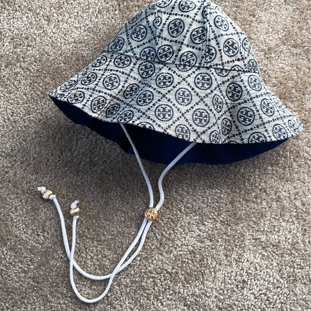 NWT Tory Burch Logo Bucket Hat